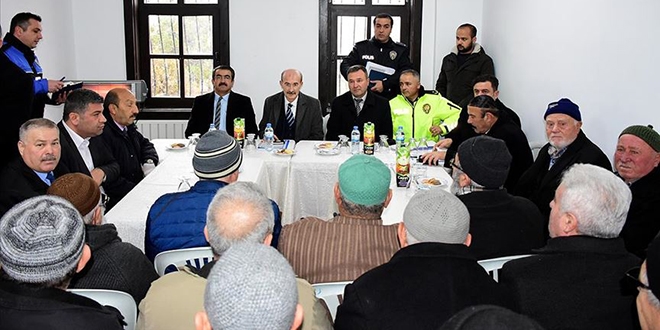Emniyet müdürü, vatandaşların sorunlarını çözüyor