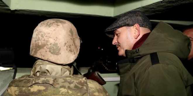 Süleyman Soylu, Hakkari'de, nöbetteki askerin annesiyle görüştü