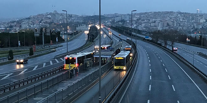 Yılın ilk günü İstanbul'da yollar boş kaldı