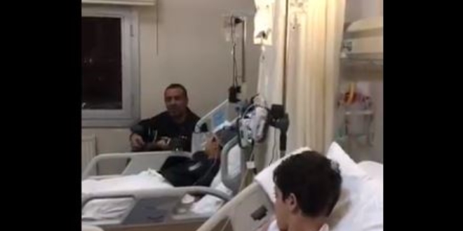 Haluk Levent verdiği sözü tuttu, hastanede minik hayranlarına konser verdi