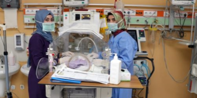 490 gramlık bebek hastanenin maskotu oldu