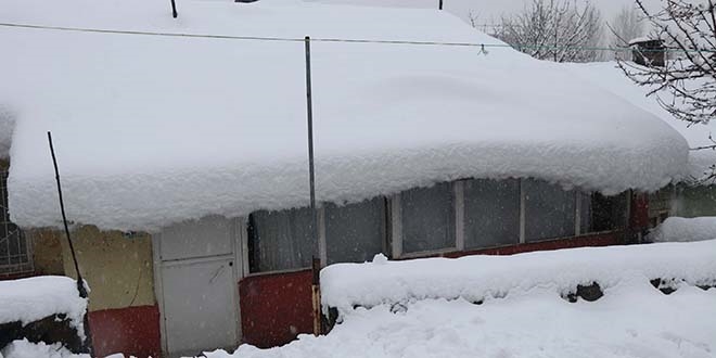 Tek katl� evler kara g�m�ld� 40 k�y yolu ula��ma kapand�