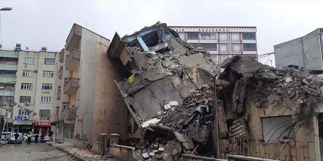 Y�k�m� yap�lan bina biti�ikteki binan�n �zerine devrildi