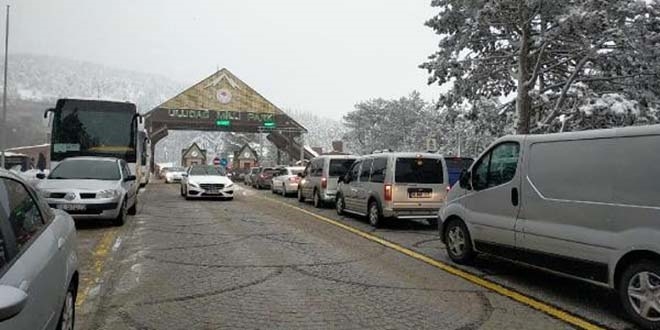 Uluda�'a tatilci ak�n�; 5 kilometre ara� kuyru�u olu�tu