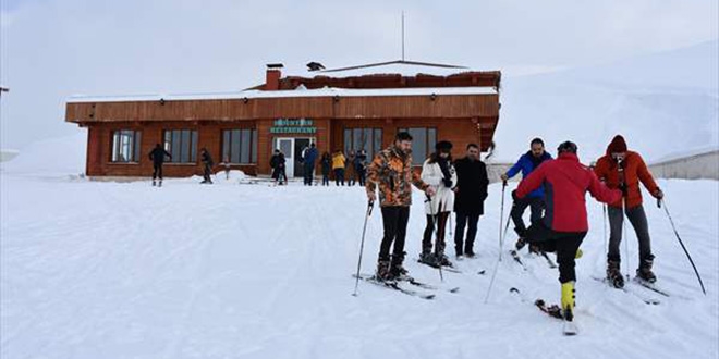 Kayak tutkunlar bir ok ilden gelerek Hakkari'de kayak yapt