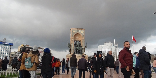 Taksim'de g�ne� ve dolu ya���� bir arada
