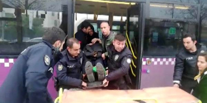 Durakta bekleyen otob�se ba�ka bir otob�s �arpt�: 15 yaral�