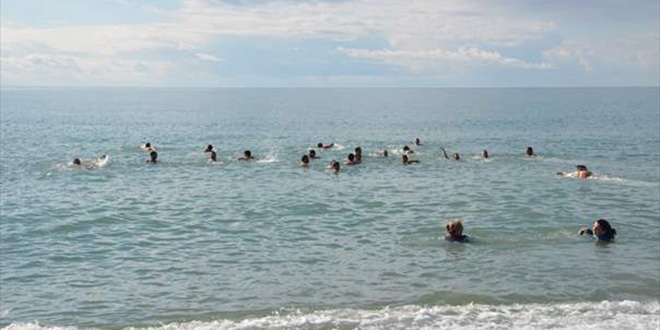 Yeni y�l�n ilk g�n�nde hem kar�n hem de denizin keyfini ya�ad�lar