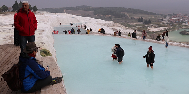 Pamukkale, yeni yılın ilk gününde ziyaretçilerini ağırladı