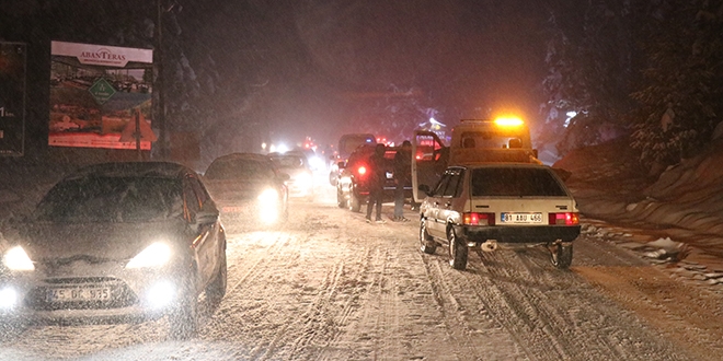 Kar yağışı Abant Tabiat Parkı yolunda trafiği etkiledi