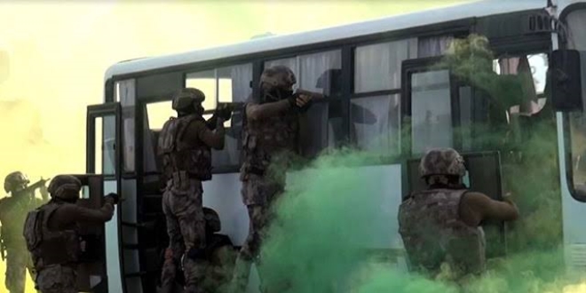Özel Harekat polislerinden rehine kurtarma tatbikatı