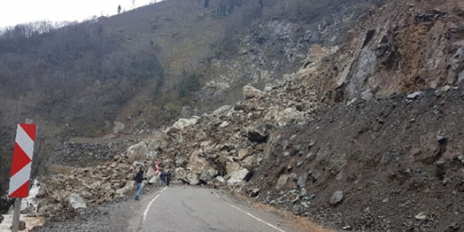 Heyelan yolu kapattı