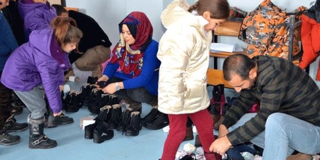 Yüksekovalı öğrencilere ayakkabı ve mont yardımı