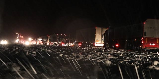 Kar esareti! Kilometrelerce kuyruk oluştu
