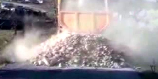 Hafriyat kamyonu damperi açıkken zabıtadan kaçmaya çalıştı