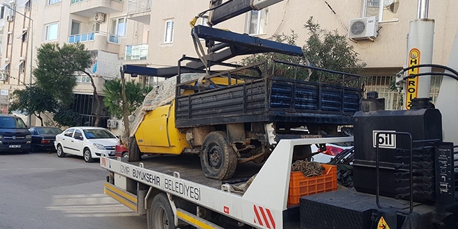 İzmir'de belediye hurda araçlar için otopark kurdu