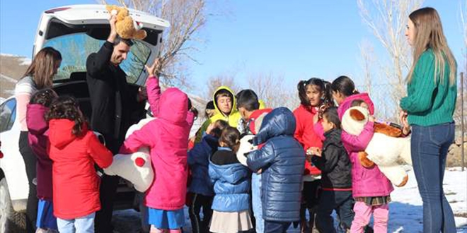 K�pek yavrusu ile minik ��rencinin g�l�mseten oyuncak m�cadelesi