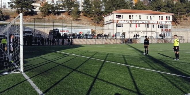 İstiklal Marşı'nın okunduğu duyan hakem maçı durdurdu