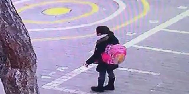 İlkokul öğrencisi soğuk havaya rağmen İstiklal Marşı'nı tek başına okudu