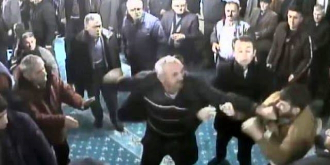 Sonunda buda oldu! Husumetliler camide kavga etti