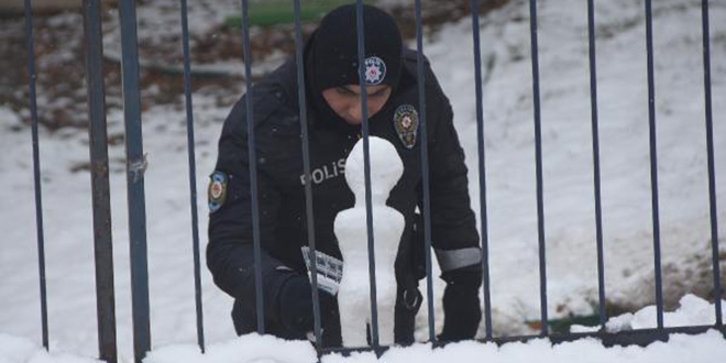 Nöbetteki polis kardan adam yaptı
