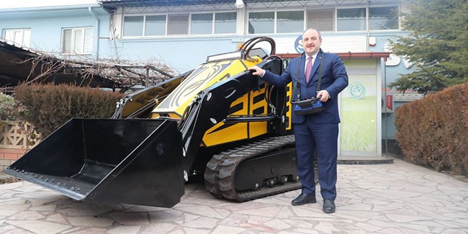 Bakan Varank 'sürücüsüz tarım aracı'nı test etti