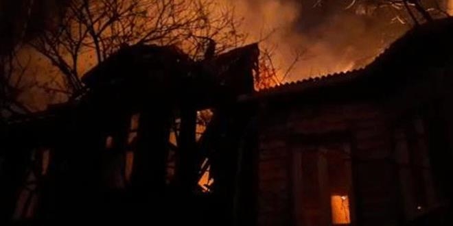 Bakırköy'de 2 katlı ahşap bina alev alev yanıyor