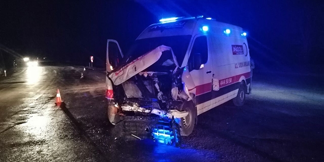 Görevden dönen ambulans kaza yaptı: 1 yaralı