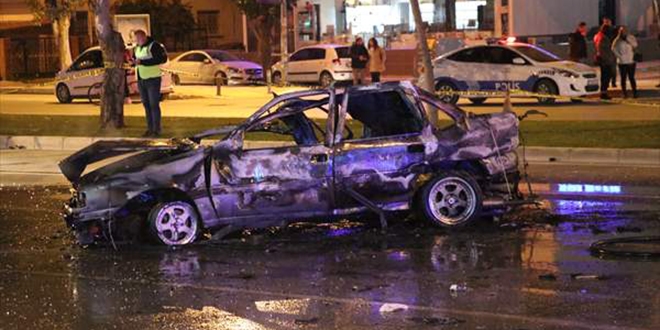 �zmir'de takla atan otomobil alev ald�: 2 �l�, 1 yaral�
