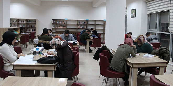 Kaymakam, başkan ve müdürler nöbette, öğrenciler kütüphanede
