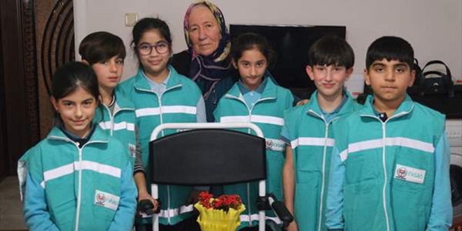 İlkokul öğrencileri felçli eşine tek başına bakan kadının yüzünü güldürdü