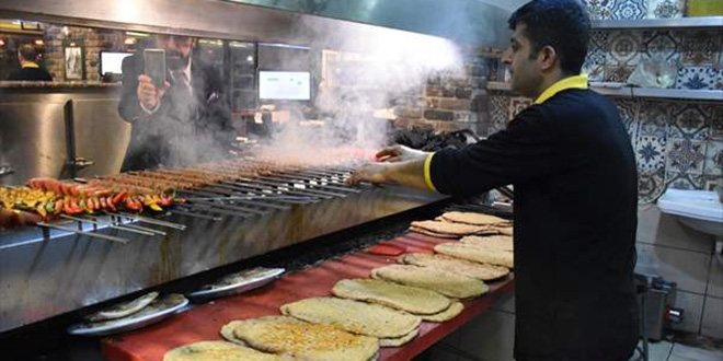 Adana kebabını siyez ekmeğiyle servis ediyorlar