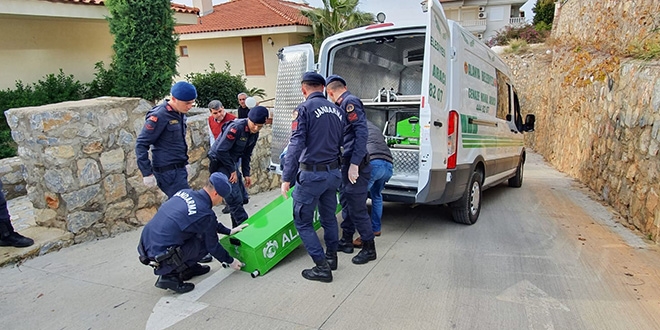 Antalya'da biri doktor iki kişi evde ölü bulundu