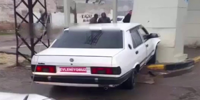 Çaldıkları aracı gelin arabası gibi süslediler, polisten kaçamadılar