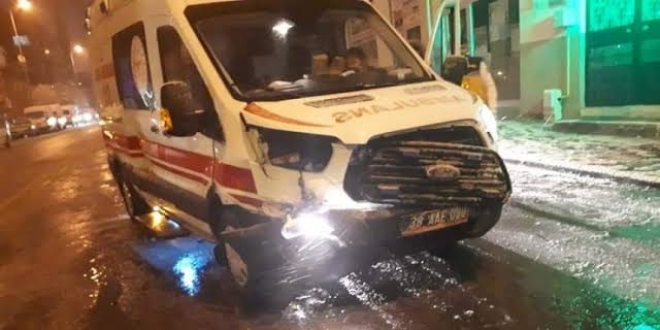 Önce ambulansa çarptı, çaldığı TIR ile kaza yaptı
