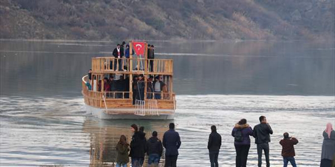 Denizi olmayan kentte 'tekne turu' keyfi