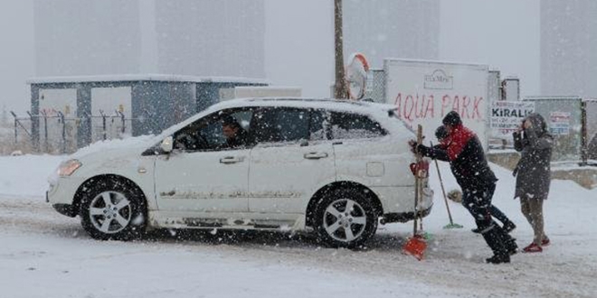 Ankara'ya kar yağdı, araçlar kaydı