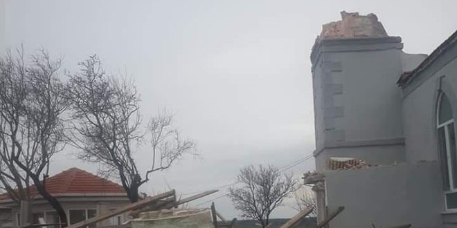 R�zgar nedeniyle caminin minaresi y�k�ld�