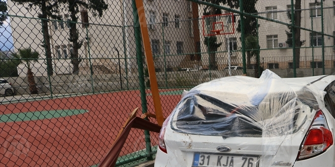 Hatay'da fırtına nedeniyle kopan çatı otomobillerin üzerine düştü