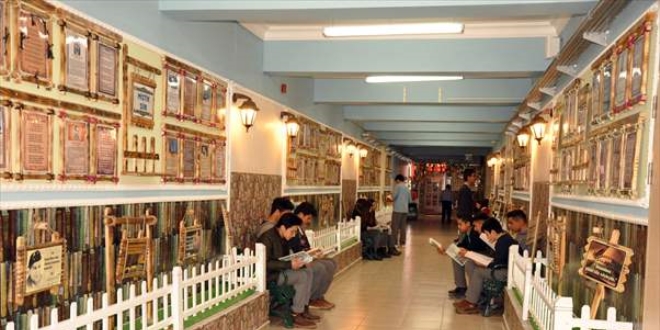 Okul koridorunda oluşturulan 'Edebiyat Sokağı' kitap okumayı sevdiriyor