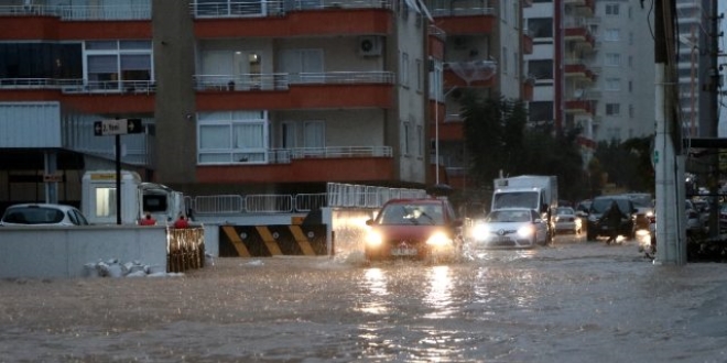 Mersin'de aşırı yağış 2 can aldı