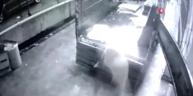 2 kişi çatı altında kalmaktan böyle kurtuldu
