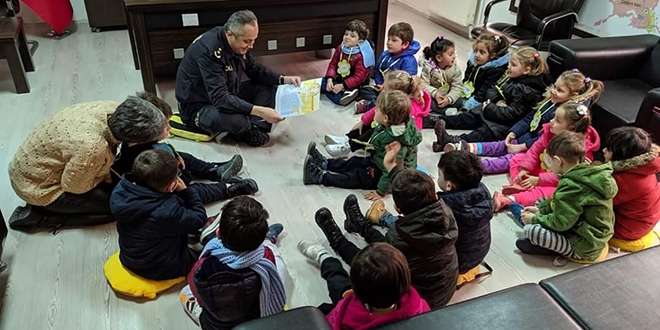 Polis müdürü, anaokulu öğrencilerini makamında böyle ağırladı