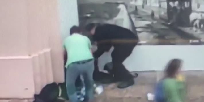 Soğukta titreyen yoksula, montunu ve kazağını çıkarıp giydirdi