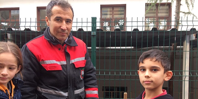 Temizlik görevlisi öğrencilere rol model oldu