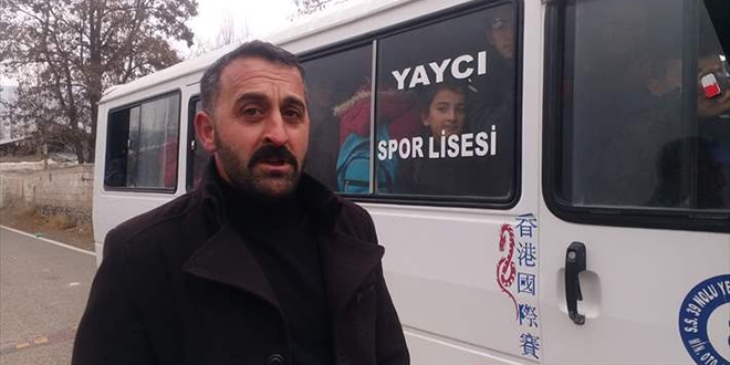 ��rencilere �cretsiz servis hizmeti sunan muhtar g�n�llerde taht kurdu