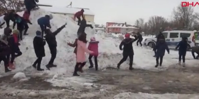 Öğrencilerden polislere 'kartopu' sürprizi