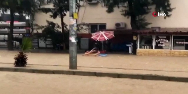 Sel sularını eğlenceye dönüştürdü... Leğenden teknede yüzdü