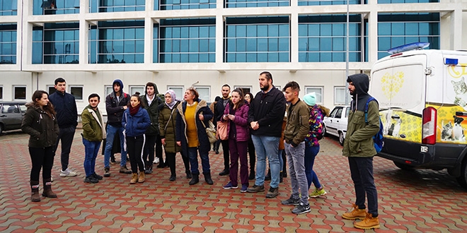 Üniversite öğrencilerinden, kampüste köpekler toplanmasın eylemi
