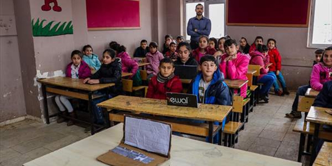 Kartondan bilgisayar yapan öğretmen: Okulda bilgisayar yok gibi haberler yapılması üzücü